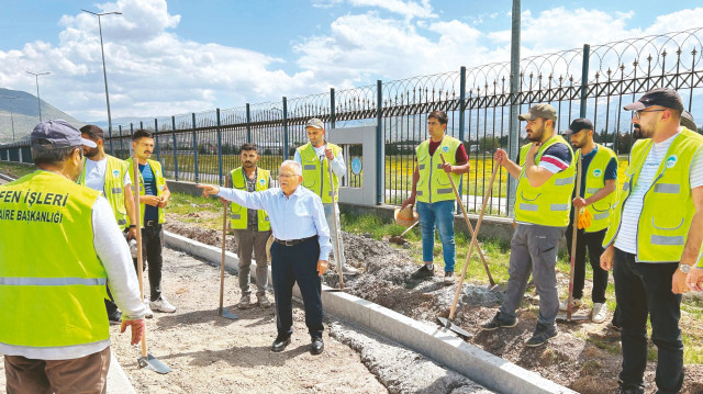 Kayseri Büyükşehir Belediye Başkanı Memduh Büyükkılıç, bisiklet yolu yapım çalışmalarını yerinde inceledi.