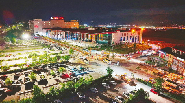 Yürüyüş yolları ile refüjlerde yeniden düzenlemeler yapılırken, hastane otoparkının kapasitesi de genişletilerek vatandaşlara daha rahat bir kullanım alanı sunuldu.