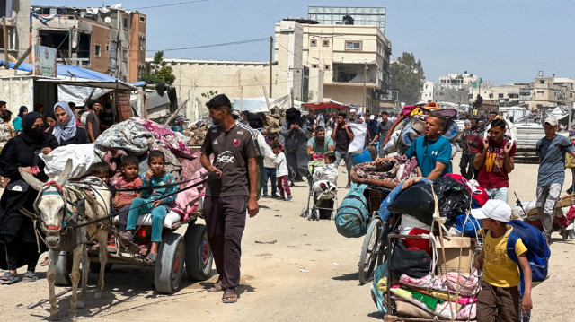 Des Palestiniens se déplacent avec leurs biens suite aux ordres d'évacuation israéliens à Khan Yunis, le 19 mai 2025. Israël a déclaré qu'il allait "prendre le contrôle" de l'ensemble de la bande de Gaza, où les secouristes ont fait état de plus de 50 morts dans les frappes israéliennes, l'armée ayant intensifié sa campagne.