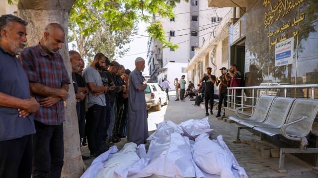 Des personnes en deuil prient devant les corps des membres d'une famille tués lors des frappes israéliennes de la nuit, à l'hôpital Al-Shifa dans la ville de Gaza, le 30 mai 2025, dans le cadre de la guerre entre Israël et le mouvement militant palestinien Hamas. Le ministre israélien de la sécurité nationale, Itamar Ben Gvir, a déclaré le 30 mai qu'il était temps d'utiliser "toute la force" à Gaza, après que le Hamas a déclaré qu'une nouvelle proposition de trêve soutenue par les États-Unis ne répondait pas à ses exigences.
