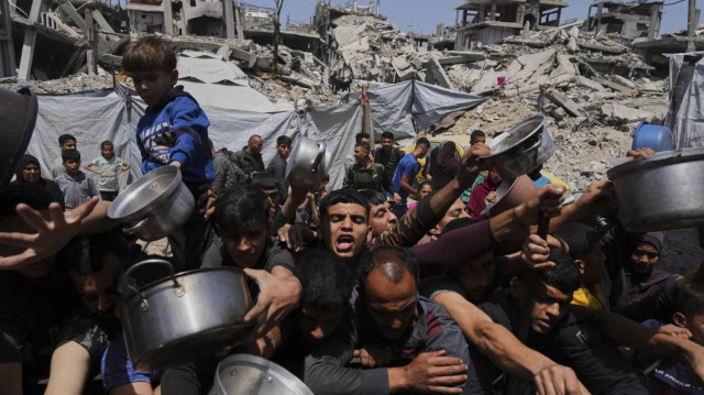 الاحتلال يقتل 31 فلسطينيا بمواقع توزيع مساعدات وسط وجنوب غزة