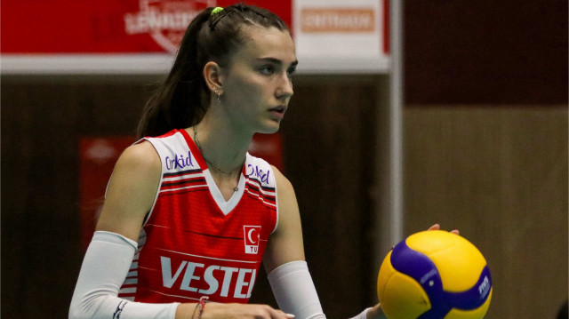 Kariyerine Eczacıbaşı Spor Kulübü’nde başlayan genç pasör, kariyeri boyunca sırasıyla Eczacıbaşı, Beşiktaş, Eczacıbaşı Dynavit, Karayolları ve Beşiktaş forması giydi.