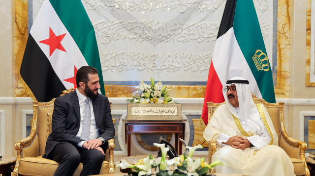 Cette photo diffusée par l'agence de presse officielle arabe syrienne (SANA) montre le président intérimaire syrien Ahmed al-Sharaa (G) rencontrant le prince héritier koweïtien Cheikh Mishal Al Ahmad Al Jaber Al Sabah au palais Bayan dans la ville de Koweït le 1er juin 2025.