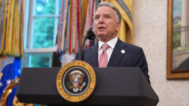 L'envoyé spécial des États-Unis au Moyen-Orient, Steve Witkoff, prononce un discours lors de la cérémonie de prestation de serment du procureur intérimaire de Washington, D.C., Jeanine Pirro, dans le bureau ovale de la Maison-Blanche, le 28 mai 2025 à Washington, DC. Trump a annoncé la nomination de Mme Pirro, ancienne personnalité de Fox News, juge, procureur et femme politique, après avoir perdu le soutien du Sénat pour son premier choix, Ed Martin, en raison de ses opinions sur l'attentat du 6 janvier 2021 contre le Capitole des États-Unis.