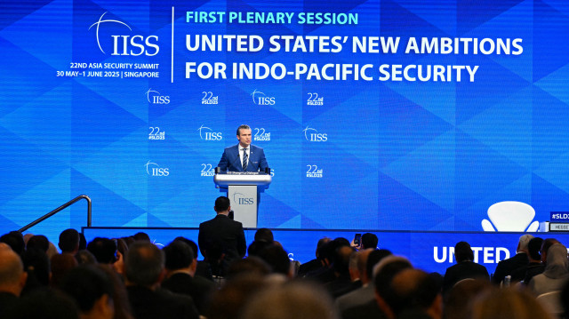 Le secrétaire américain à la défense, Pete Hegseth, prononce un discours lors du sommet du dialogue Shangri-La à Singapour, le 31 mai 2025.