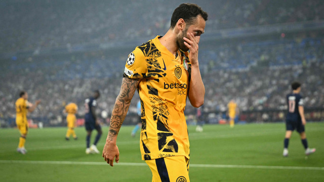Milli futbolcu Hakan Çalhanoğlu, finalin kaybedilmesinin ardından büyük üzüntü yaşadı.