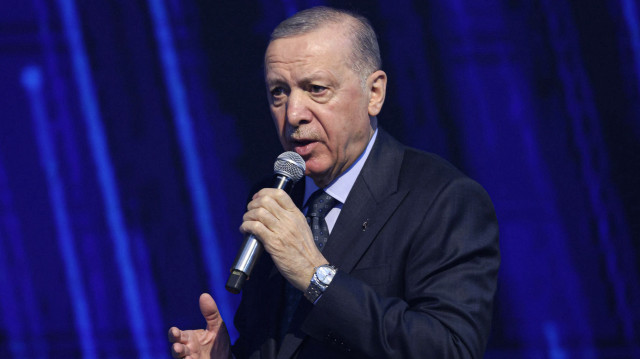 Le président turc Recep Tayyip Erdogan fait un geste lors d'un discours prononcé par le Parti de la justice et du développement (AKP), dans le cadre du 8e grand congrès ordinaire à l'Ankara Arena à Ankara, le 23 février 2025.