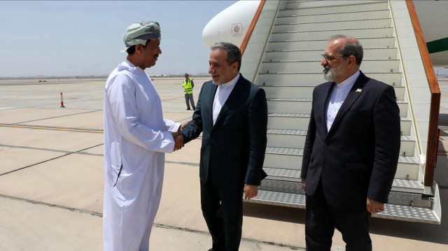 Cette photo fournie par le ministère iranien des Affaires étrangères le 11 mai 2025 montre le ministre iranien des Affaires étrangères Abbas Araghchi (C) accueilli à son arrivée à Mascate. L'Iran et les États-Unis ont donné le coup d'envoi de leur quatrième cycle de négociations nucléaires à Mascate, ont rapporté les médias iraniens le 11 mai 2025.