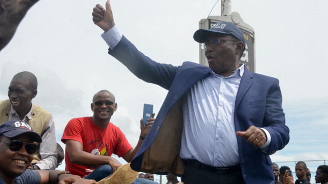 Sidya Toure (R), l'un des leaders de l'opposition guinéenne, salue la foule lors d'une manifestation contre le troisième mandat du président guinéen, le 24 octobre 2019 à Conakry. Des foules de manifestants ont défilé dans la capitale guinéenne, Conakry, le 24 octobre, lors de la dernière série de manifestations contre le président Alpha Condé, accusé de tenter de contourner l'interdiction d'un troisième mandat.