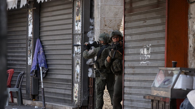 Des soldats israéliens visent lors d'un raid dans la vieille ville de Naplouse, en Cisjordanie occupée, le 10 juin 2025. Israël occupe la Palestine occupée depuis 1967 et la violence y est montée en flèche depuis le début de la guerre de Gaza en 2023.