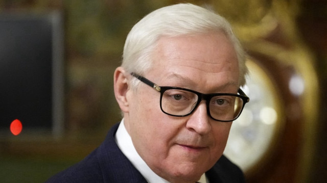 Le vice-ministre russe des Affaires étrangères, Sergei Ryabkov, arrive pour assister aux discussions entre les ministres des Affaires étrangères de la Russie et de la Colombie à Moscou, le 14 novembre 2024.