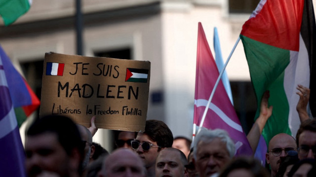 Une pancarte indique « Je suis Madleen » alors que les participants se rassemblent lors d'un rassemblement pour montrer leur soutien aux activistes à bord d'un bateau arrêté par les forces israéliennes en route pour acheminer de l'aide à Gaza, lors d'un rassemblement à Lyon, dans le sud-est de la France, le 9 juin 2025.