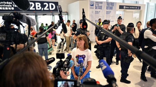 La militante suédoise Greta Thunberg s'adresse aux journalistes à son arrivée à l'aéroport Roissy-Charles de Gaulle, alors qu'elle a quitté Israël pour un vol vers la Suède via la France, après avoir été arrêtée avec d'autres militants à bord d'un bateau d'aide à destination de Gaza, le 10 juin 2025.