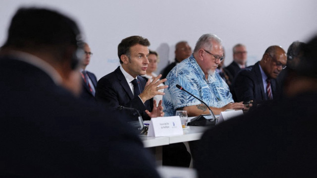 Le président français Emmanuel Macron (G) prononce un discours à côté du président de la Polynésie française Moetai Brotherson pour ouvrir le sommet France-Pacifique lors de la troisième Conférence des Nations unies sur les océans (UNOC3), qui rassemble des dirigeants, des chercheurs et des militants pour discuter de la façon de protéger la vie marine jusqu'au 13 juin, à la préfecture de la ville de Nice, sur la Côte d'Azur, le 10 juin 2025.