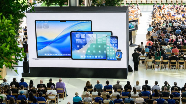 Apple annonce un nouveau langage de conception pour ses systèmes d'exploitation, appelé " Glass", lors de la "Worldwide Developers Conference"(WWDC) annuelle d'Apple à l'Apple Park, le siège social d'Apple Inc. à Cupertino, en Californie, le 9 juin 2025.