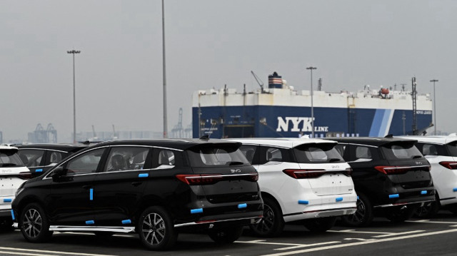 Des véhicules du fabricant chinois de véhicules électriques BYD sont vus dans le port de Guangzhou, dans la province chinoise de Guangdong (sud), le 22 février 2025.