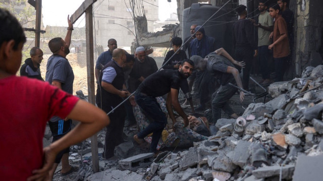 Des Palestiniens se préparent à transporter une personne blessée, retirée des décombres de la maison de la famille Shaheen, visée par une frappe israélienne dans le quartier de Saftawi, à l'ouest de Jabalia, dans le nord de la bande de Gaza, le 9 juin 2025.