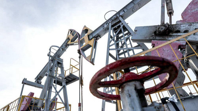 En Russie, la hausse des dépenses publiques, notamment militaires, et le recul des revenus pétroliers aggravent le déséquilibre budgétaire