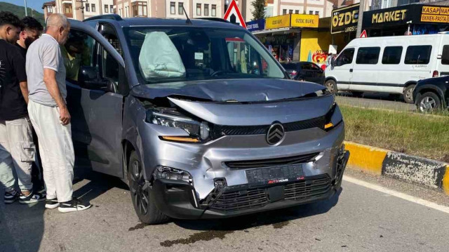 Kaza sonucu araçlarda maddi hasar meydana geldi.
