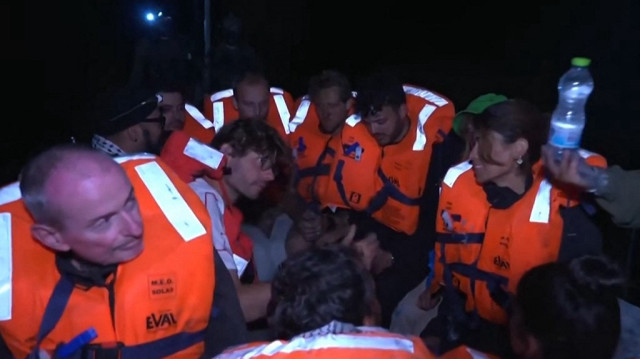 Une image publiée sur le compte X du ministère israélien des Affaires étrangères le 9 juin 2025 montre ce que le ministère a déclaré être des passagers du bateau d'aide humanitaire Madleen à destination de Gaza recevant de l'eau après que le navire a été intercepté par les forces israéliennes.