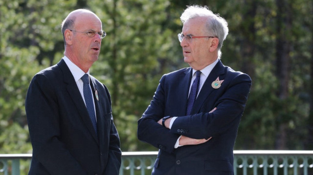 Le ministre français des Finances, Éric Lambard (G), et François Villeroy de Galhau, gouverneur de la Banque de France, s'entretiennent avant une photo de groupe lors de la réunion des ministres des Finances et des gouverneurs des banques centrales du G7 à Banff, Alberta, Canada, le 21 mai 2025.