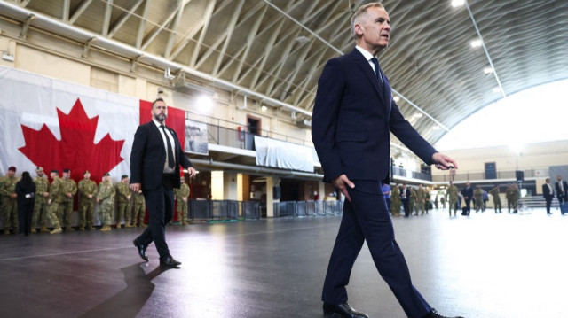 Le Premier ministre canadien Mark Carney salue les troupes canadiennes de la 4e division canadienne lors d'une visite du manège militaire de Fort York à Toronto, le 9 juin 2025 à Toronto, Canada. Le Premier ministre Carney s'est engagé à respecter l'engagement de l'OTAN de dépenser 2 % cette année.