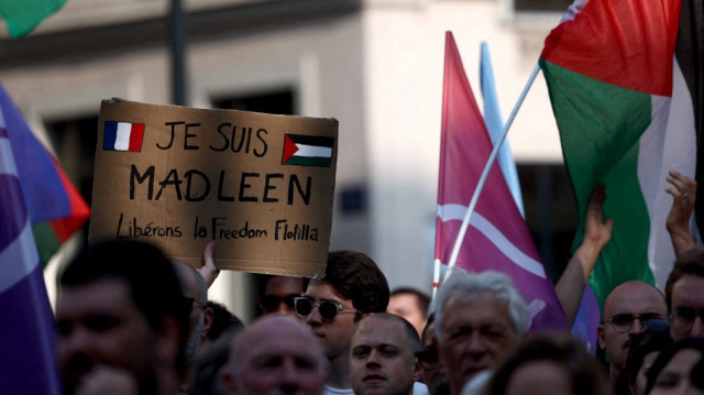 Une pancarte portant l'inscription ”Je suis Madleen” alors que les participants se rassemblent lors d'un rassemblement pour montrer leur soutien aux activistes à bord d'un bateau arrêté par les forces israéliennes en route pour acheminer de l'aide à Gaza, lors d'un rassemblement à Lyon, dans le sud-est de la France, le 9 juin 2025.