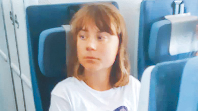 İsveçli aktivist Greta Thunberg, elleri kelepçeli bir şekilde havaalanına getirildi ve sınır dışı edildi.