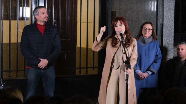 L'ancienne présidente argentine Cristina Fernandez de Kirchner (C) s'adresse à ses partisans à côté de son fils Maximo Kirchner (G) et de la sénatrice Alicia Kirchner au siège du Partido Justicialista à Buenos Aires le 10 juin 2025.