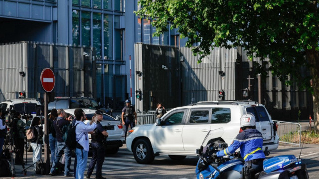 Un convoi de véhicules de sécurité, dont l'un transporterait le trafiquant de drogue Mohamed Amra, se dirige vers le palais de justice de Paris pour la comparution d'Amra à Paris, le 11 juin 2025.