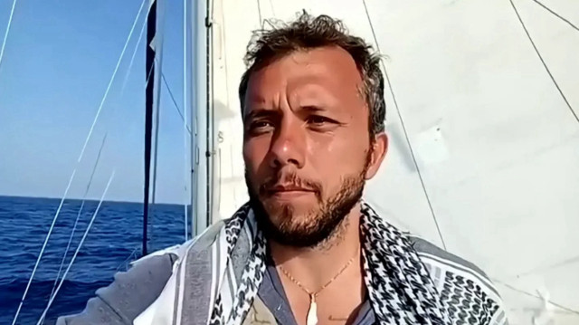 أحد ناشطي السفينة "مادلين" يشرع بالإضراب عن الطعام