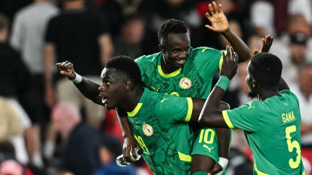 Le milieu sénégalais Cheikh Sabaly célèbre le troisième but de son équipe avec le défenseur Moussa Niakhaté et le milieu Idrissa Gana Gueye, lors du match amical international entre l’Angleterre et le Sénégal, au City Ground de Nottingham, le 10 juin 2025.