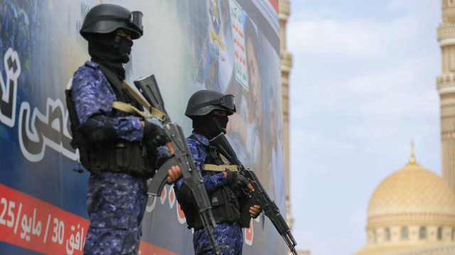 Des membres des forces de sécurité montent la garde lors d'un rassemblement de solidarité avec les Palestiniens de la bande de Gaza et de condamnation des frappes américaines, à Sanaa, capitale du Yémen dirigée par les Houthis, le 30 mai 2025.