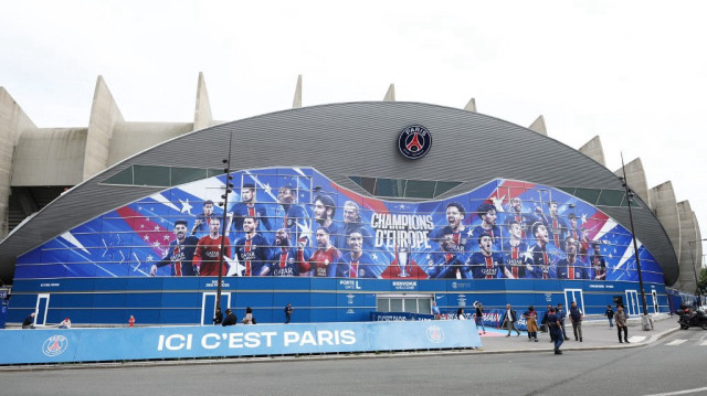 Des personnes se tiennent devant le stade du Parc des Princes à Paris, le 4 juin 2025.
