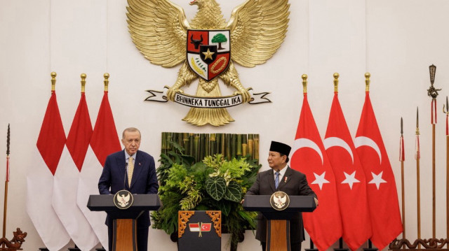 Le président turc Recep Tayyip Erdogan (G) et le président indonésien Prabowo Subianto assistent à une conférence de presse après leur réunion bilatérale et la signature d'accords de coopération au palais présidentiel de Bogor, Java Ouest, le 12 février 2025.