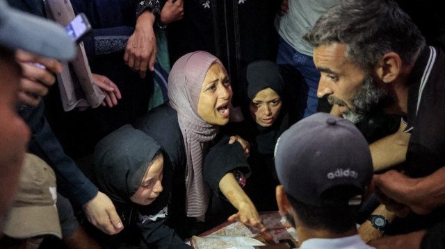 Des femmes se recueillent devant le corps du photojournaliste palestinien Moamen Abu Alouf, tué avec trois ambulanciers la veille par un bombardement israélien sur le quartier de Tuffah, à son domicile dans le camp de Shati, à l'ouest de la ville de Gaza, le 10 juin 2025.