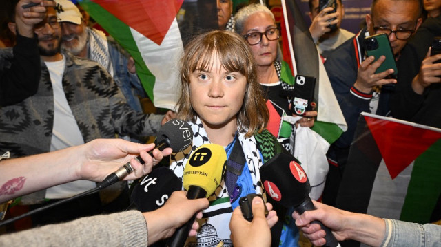 La militante suédoise Greta Thunberg (C) s'adresse aux journalistes à son arrivée à l'aéroport de Stockholm-Arlanda, dans la banlieue de Stockholm, le 10 juin 2025.