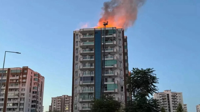 İstanbul Küçükçekmece'de iddiaya göre birlikte yaşadığı kadın ile tartışan şahıs evi yaktıktan sonra 'binayı boşaltın, yangın var' diye apartmanın zillerine basarak itfaiyeyi de arayıp olay yerinden kaçtı.