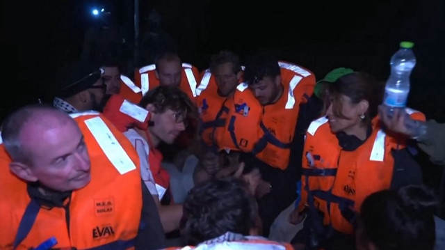 Une image publiée sur le compte X du ministère israélien des Affaires étrangères le 9 juin 2025 montre ce que le ministère a déclaré être des passagers du bateau d'aide humanitaire Madleen à destination de Gaza recevant de l'eau après que le navire a été intercepté par les forces israéliennes.