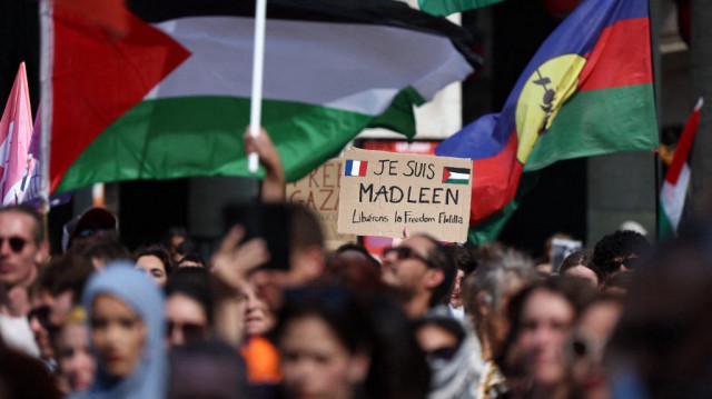 Une pancarte indique ”Je suis Madleen”alors que les participants se rassemblent lors d'un rassemblement pour montrer leur soutien aux activistes à bord d'un bateau arrêté par les forces israéliennes en route pour acheminer de l'aide à Gaza, lors d'un rassemblement à Lyon, dans le sud-est de la France, le 9 juin 2025.