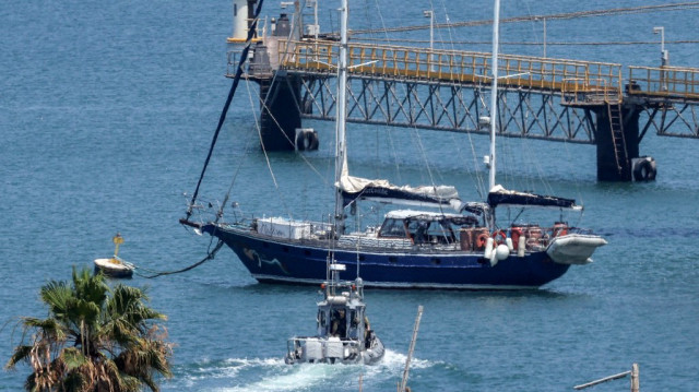 Un bateau de patrouille de la police israélienne s'approche du voilier humanitaire Madleen, amarré dans le port d'Ashdod, au sud du pays, le 10 juin 2025.