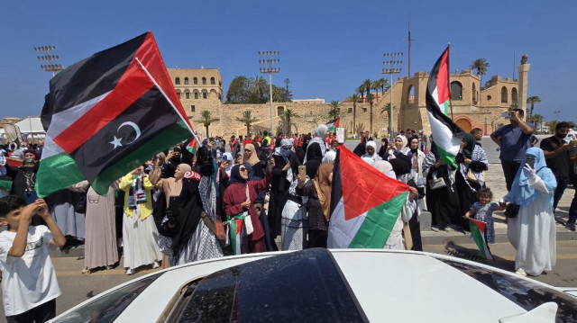 Des militants se dirigeant vers Gaza par voie terrestre dans le but de briser le siège du territoire palestinien sont accueillis par des Libyens sur la place des Martyrs de Tripoli, le 11 juin 2025.