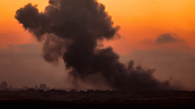 Cette photo, prise depuis une position à la frontière israélienne avec la bande de Gaza, montre des volutes de fumée lors d'une frappe israélienne sur le territoire palestinien assiégé, le 11 juin 2025.