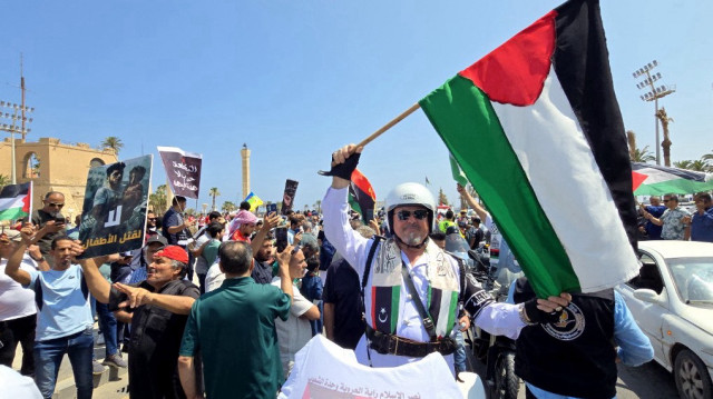 Des militants se dirigeant vers Gaza par voie terrestre dans le but de briser le siège du territoire palestinien sont accueillis par des Libyens sur la place des Martyrs de Tripoli, le 11 juin 2025.