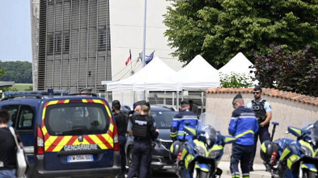 Des gendarmes français contrôlent l'accès à une école secondaire après qu'une assistante pédagogique de 31 ans a été poignardée par un élève de 15 ans lors d'une fouille de sac à Nogent, dans l'est de la France, le 10 juin 2025.