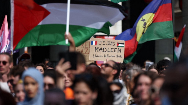 Une pancarte sur laquelle on peut lire « Je suis Madleen » montre que les participants se rassemblent lors d'un rassemblement pour montrer leur soutien aux activistes à bord d'un bateau arrêté par les forces israéliennes en route pour acheminer de l'aide à Gaza, lors d'un rassemblement à Lyon, dans le sud-est de la France, le 9 juin 2025.
