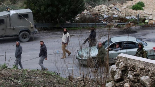 الضفة.. مستوطنون يهاجمون منازل وممتلكات فلسطينية في بلدة بيتا