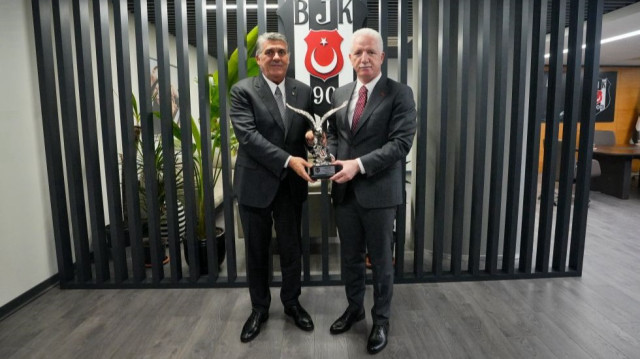 Serdal Adalı, Vali Davut Gül’e kartal heykeli hediye etti.