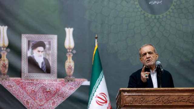 Cette photo fournie par la présidence iranienne montre le président iranien Masoud Pezeshkian prononçant un discours à l'occasion de l'anniversaire de la mort de l'ancien guide suprême du pays, l'ayatollah Ruhollah Khomeini.