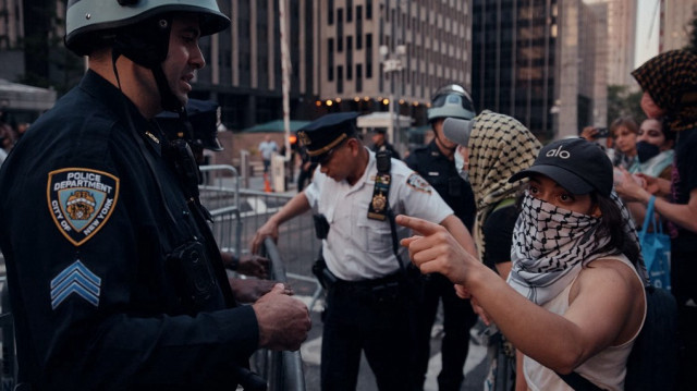  Un manifestant affronte la police devant le bâtiment fédéral Jacob K. Javits lors d'une manifestation contre l'immigration clandestine, le 11 juin 2025 à New York. L'administration Trump a ordonné aux fonctionnaires d'augmenter les détentions à 3 000 migrants par jour.